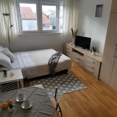 Charming With River View Apartment Omis