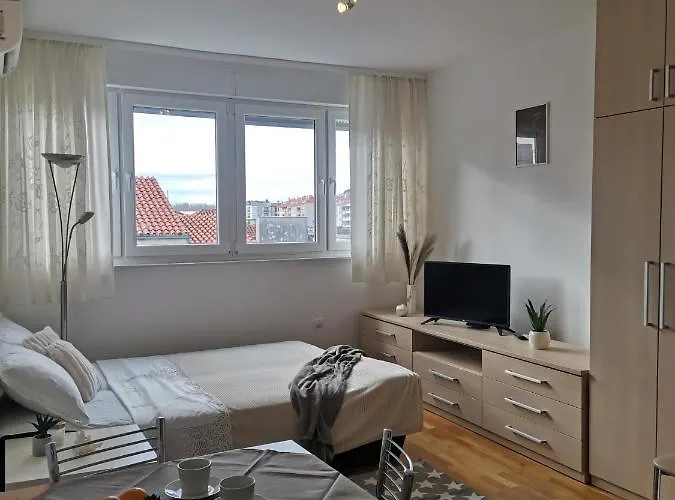 Charming With River View Apartmán