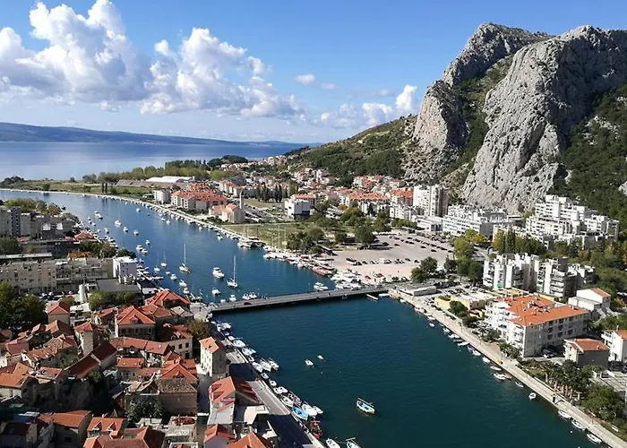 Charming With River View Apartmán