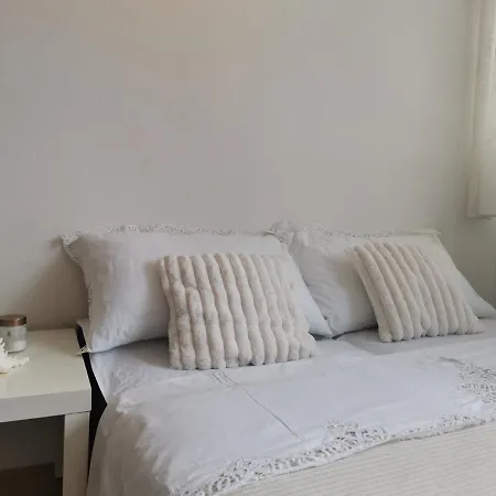 Charming With River View * 奥米什