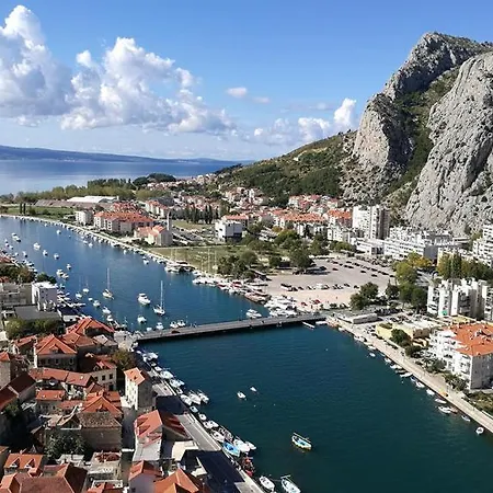 Charming With River View Apartment